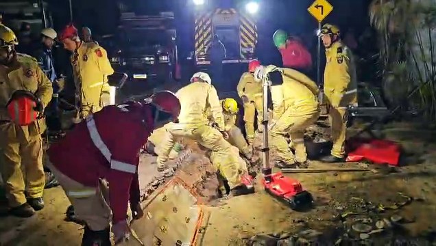 Após horas, bombeiros resgatam homem que estava preso no esgoto em Curitiba
