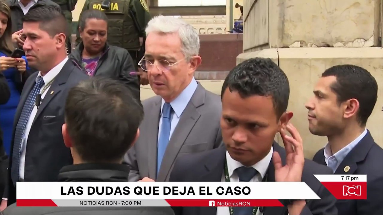 ¿Choque de fallos?: Uribe condenado por soborno mientras su abogado es declarado inocente