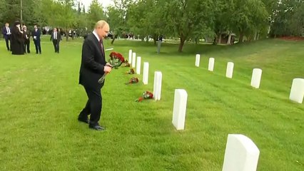Putin vista tumbas de soldados de Rusos en Alaska