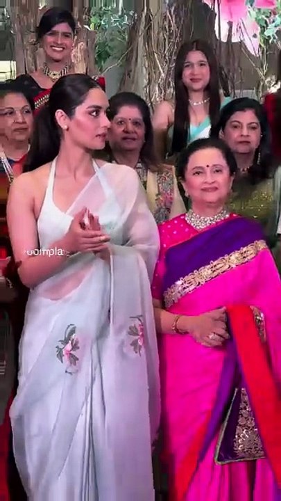 manushi chhillar poses for the cams with the organising panel at a women’s exhibition