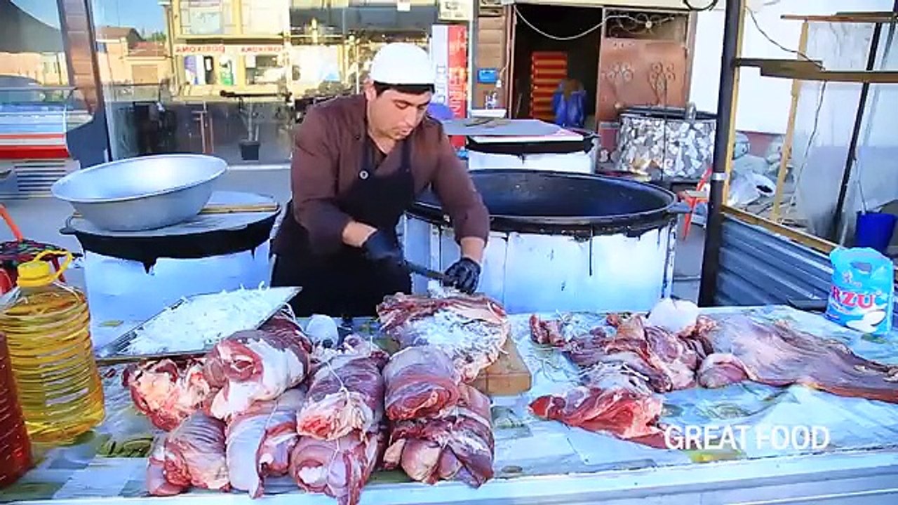 Popular Uzbek pilaf in a big pot l Street food in Uzbekistan