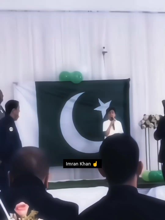 جو تمہیں ہٹاتے ہیں، وہ عمران خان کا نام سنتے ہی کانپ اٹھتے ہیں۔ اس کا ذکر ان کے جھوٹے اقتدار کی بنیادیں ہلا دیتا ہے۔ وہ جانتے ہیں کہ ایک سچا لیڈر کی للکار ان کے ظلم، فریب اور سازشوں کو خاک میں ملا سکتی ہے۔"