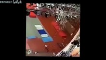 成年人崩溃的瞬间，要不是偶然拍到了，你都不敢相信这是真的