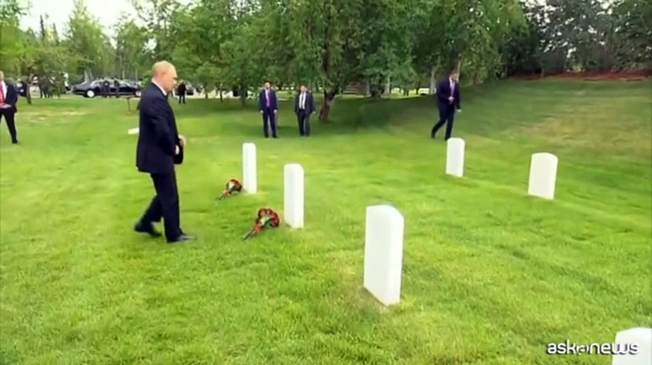 Alaska, Putin dopo il vertice in visita al cimitero fuori Anchorage