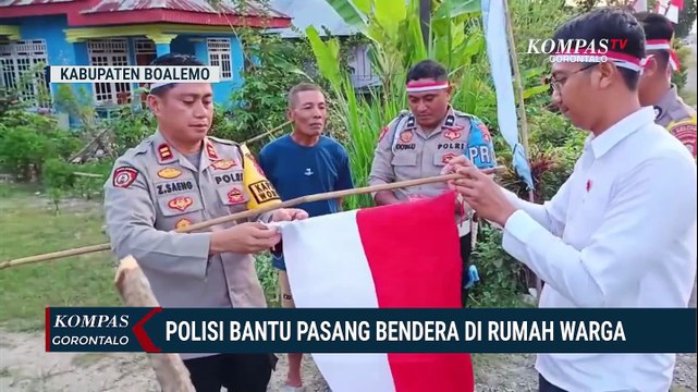 Sambut Hari Kemerdekaan, Polisi Bagikan dan Pasang Bendera Merah Putih di Rumah Warga