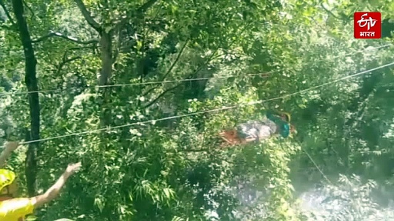 पिथौरागढ़ के कनार में बारिश से पुल बहा, बीमार महिला को रस्सी के सहारे करायी नदी पार