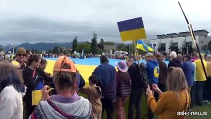 Alaska, le proteste contro il vertice con enorme bandiera ucraina