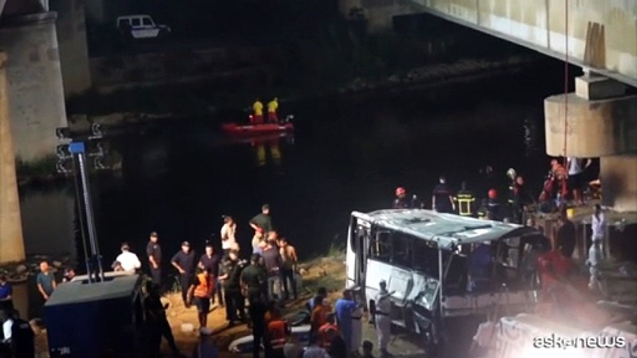 Algeria, autobus nel fiume: almeno 18 morti e 9 feriti