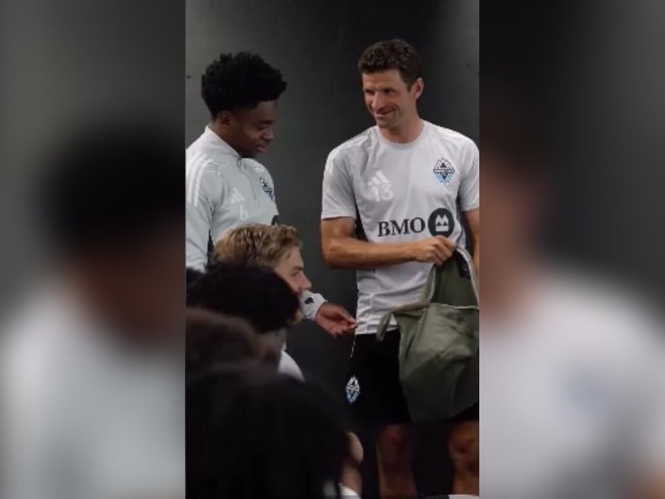 Thomas Müller überrascht Teamkollegen mit bayerischem Geschenk