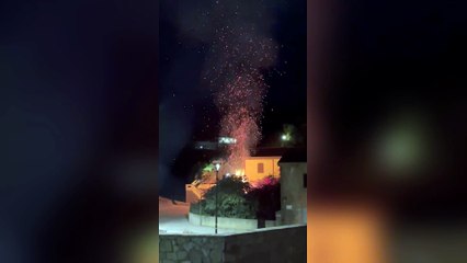 Incendio in una villa all'Argentiera: per spegnerlo intervengono i giovani di un'associazione