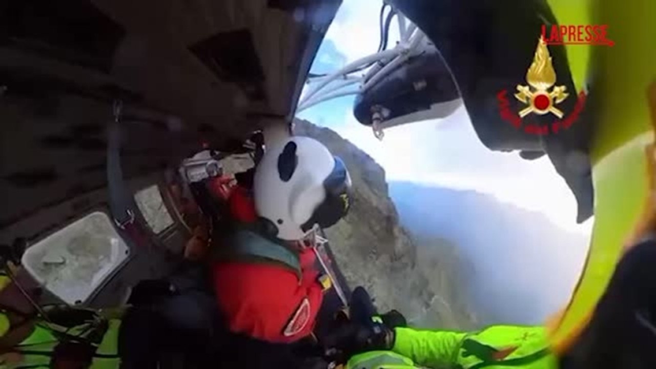 Sospesi sull'abisso, il salvataggio in volo dell'escursionista finito in un canalone a 3.000 metri a Usseglio. L'intervento con il verricello