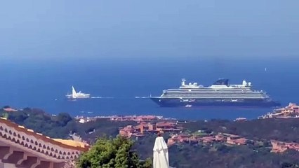 Il gigante dei mari Explora II davanti alle coste della Gallura, le dimensioni sono impressionanti