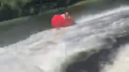 Two grown men on one tiny tube results in absolute water chaos