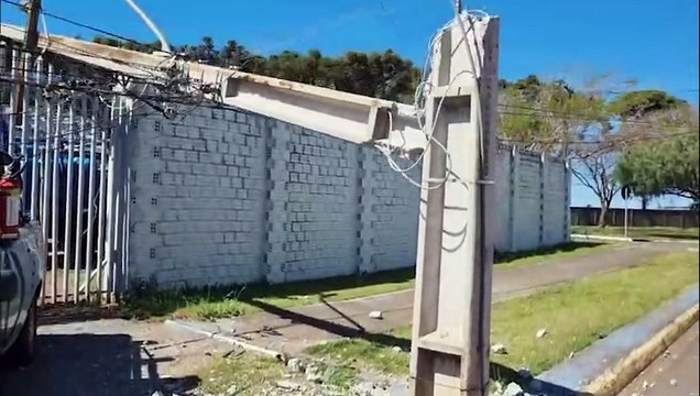 Caminhão enrosca em fios e poste quebra ao meio no Pioneiros Catarinenses