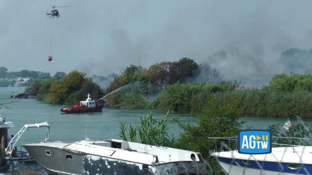 Fiumicino, incendio in un cantiere navale: le immagini dello spegnimento delle fiamme dal fiume