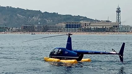 Un helicóptero turístico ameriza en plena Barceloneta ante la atónita mirada de los bañistas