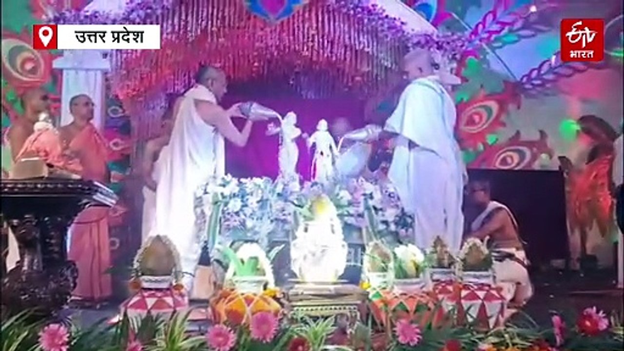 यूपी में जन्माष्टमी की धूम: मथुरा में उमड़ा भक्तों का रेला, लाखों श्रद्धालुओं ने किए श्रीकृष्ण जन्मभूमि के दर्शन