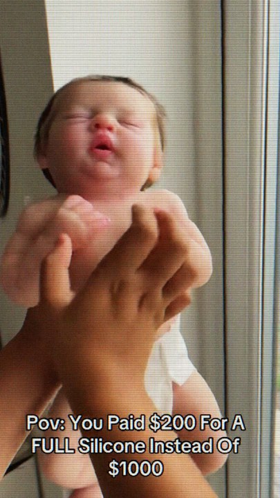 Ces poupées ultra-réalistes, appelées reborn, ressemblent à s’y méprendre à de vrais bébés… Mais pourquoi certaines personnes les achètent ?Entre art, réconfort et parfois même thérapie, les reborn divisent : certains y trouvent du soutien émotionnel