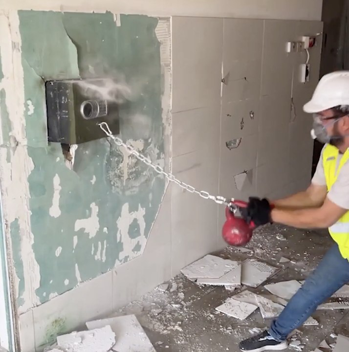 Safebox Found After 20 Years – You Won’t Believe What’s Inside! 🔓😱