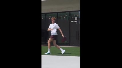 Jannik Sinner a Cincinnati, palleggi da calciatore nel riscaldamento prima delle partite