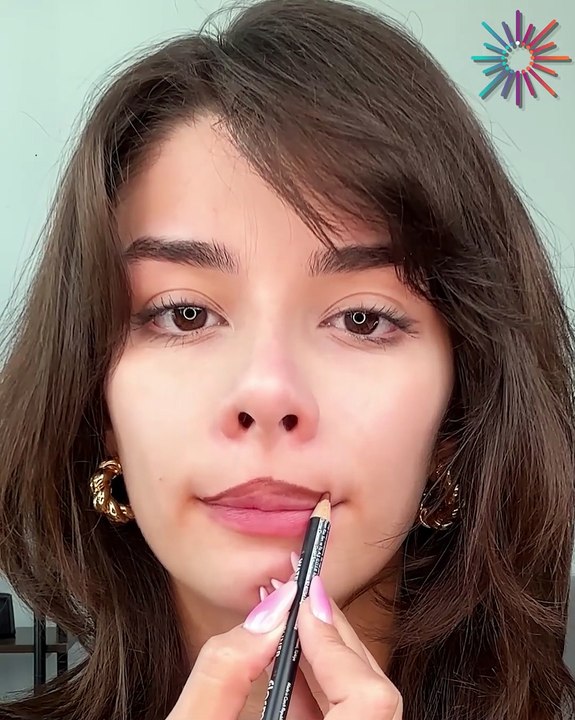 Learn how to overline your lips like a pro! 💋💄