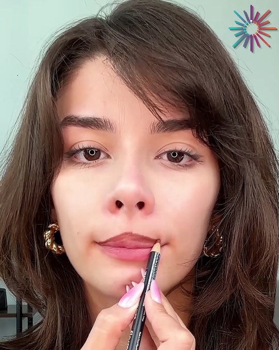 Learn how to overline your lips like a pro! 💋💄