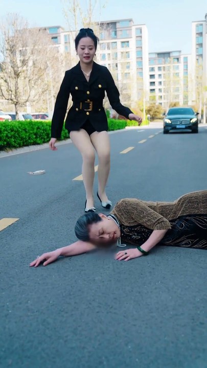 Kind Girl Saves 3 Poor Begger On Road! Never Expect They All Became CEO And Beg Her To Marry Them!