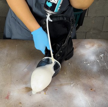 Who said boots are just for walking? Meet your new favorite flower vase 🌼 #decor #flowers #repurpose #greenlife #ecofriendly #recycle