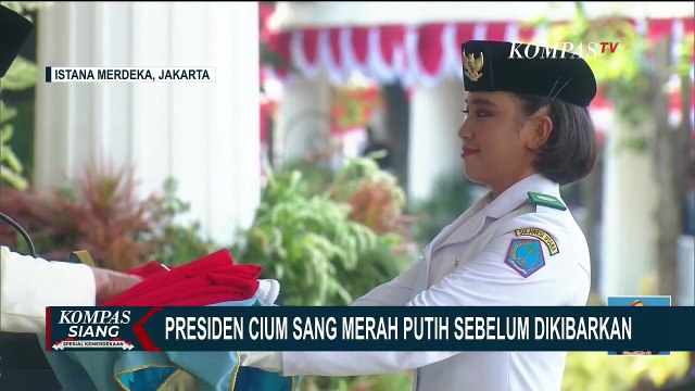 Momen Presiden Prabowo Cium Sang Merah Putih Sebelum Dikibarkan | KOMPAS SIANG