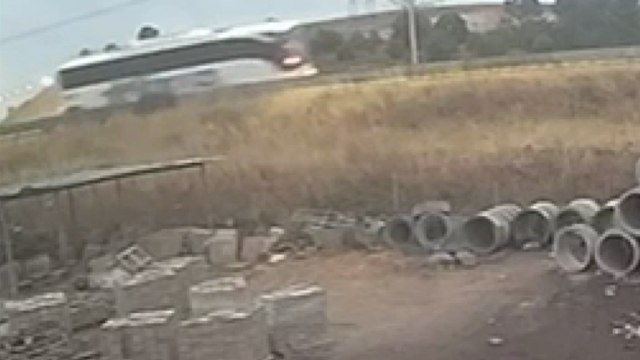 Kuzey Marmara Otoyolu’nda 4 kişinin öldüğü 26 kişinin yaralandığı otobüs kazası kamerada