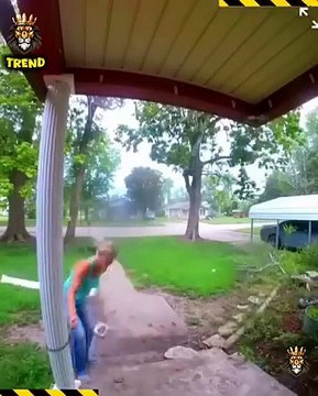 Loose Tyre Flies Off Car and Hits Sitting People – Unbelievable! Loose Tyre Flies Off Car and Hits Sitting People – Unbelievable!#TyreFail #UnexpectedHit #WildLaugh #FunnyAccident #CaughtOnCamera #ViralClip #RealFootage #FlyingTyre #UnbelievableMoment #In