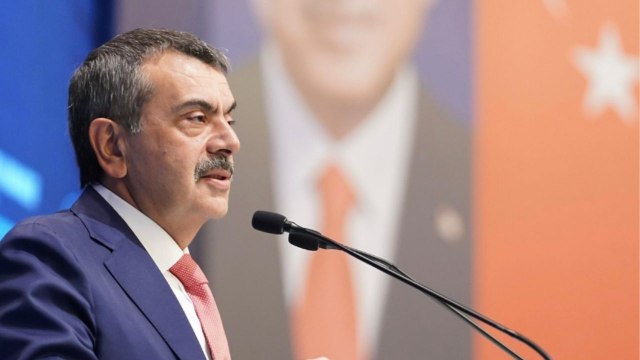 Bakan Tekin'den İngilizce tepkisi: Gündelik hayatta 300-500 kelimeyle konuşabilen bir çocuktan 1500-2000 kelime ile yabancı dil konuşmasını nasıl bekleyeceksiniz?