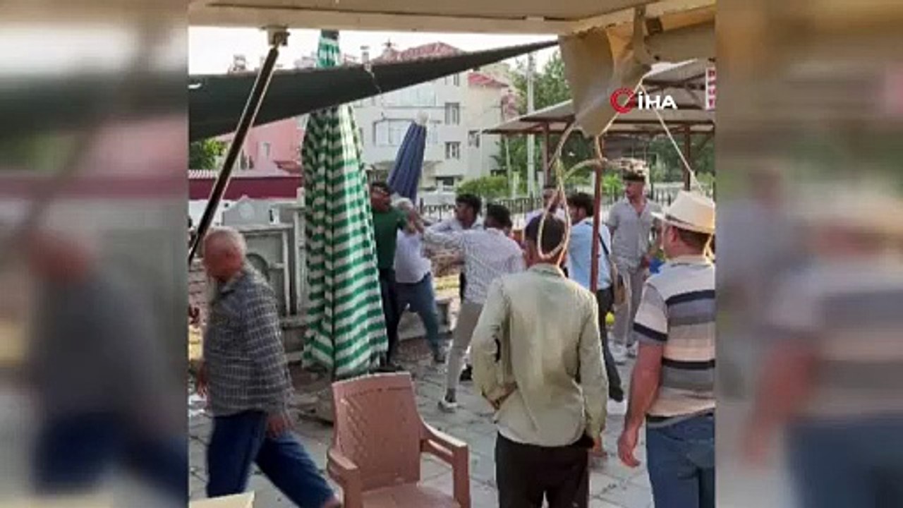 Üç kişi bir olup, bir genci tekme tokat dövdü!