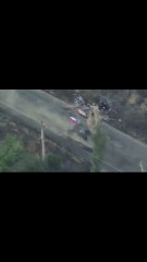 La sorprendente bandera que lleva este tanque ruso mientras ataca a los soldados ucranianos