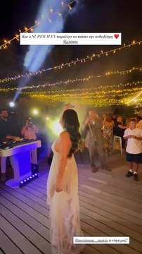 Ιωάννα Τούνη: Η θεαματική στιγμή που διεκδίκησε την ανθοδέσμη νύφης, σε γάμο φίλων της στην Κέρκυρα