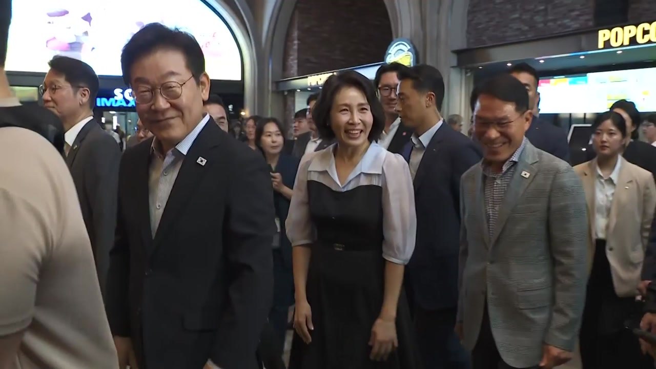 이 대통령 부부, 시민과 영화 '독립군' 깜짝 관람 / YTN