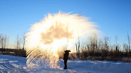 Eksi 37 Derecede Havaya Atılan Sıcak Su Buza Döndü