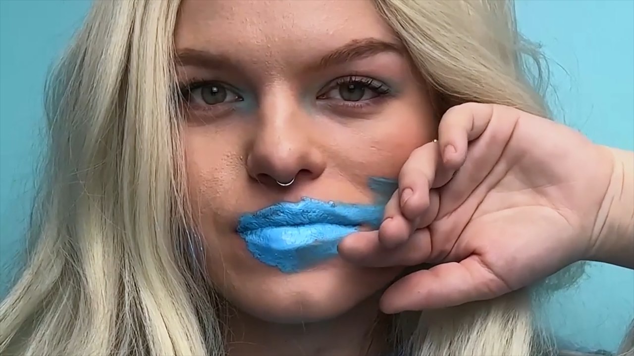 She Regretted It INSTANTLY! 💙💄 #beautyhack #omg