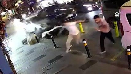 Şişli’de 17 yaşındaki sürücü 7 araca ve seyyar tezgaha çarptı