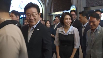 이 대통령 부부, '독립군' 깜짝 관람..."광복 의미 되새기길" / YTN