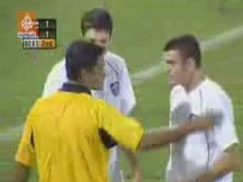 L'arbitre fait retirer 6 fois le penalty !!