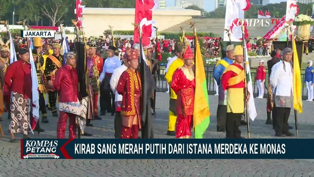 Antusiasme Warga Saksikan Kirab Sang Merah Putih ke Monas, Sekaligus Tunggu Karnaval Kemerdekaan