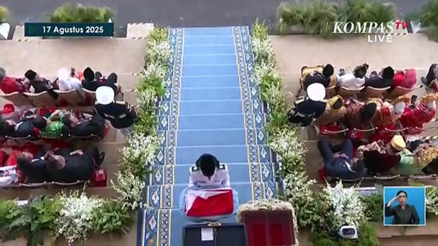 Riuh! Menkeu Sri Mulyani Beri Gesture Love Bareng Suami di Upacara Penurunan Bendera HUT ke-80 RI