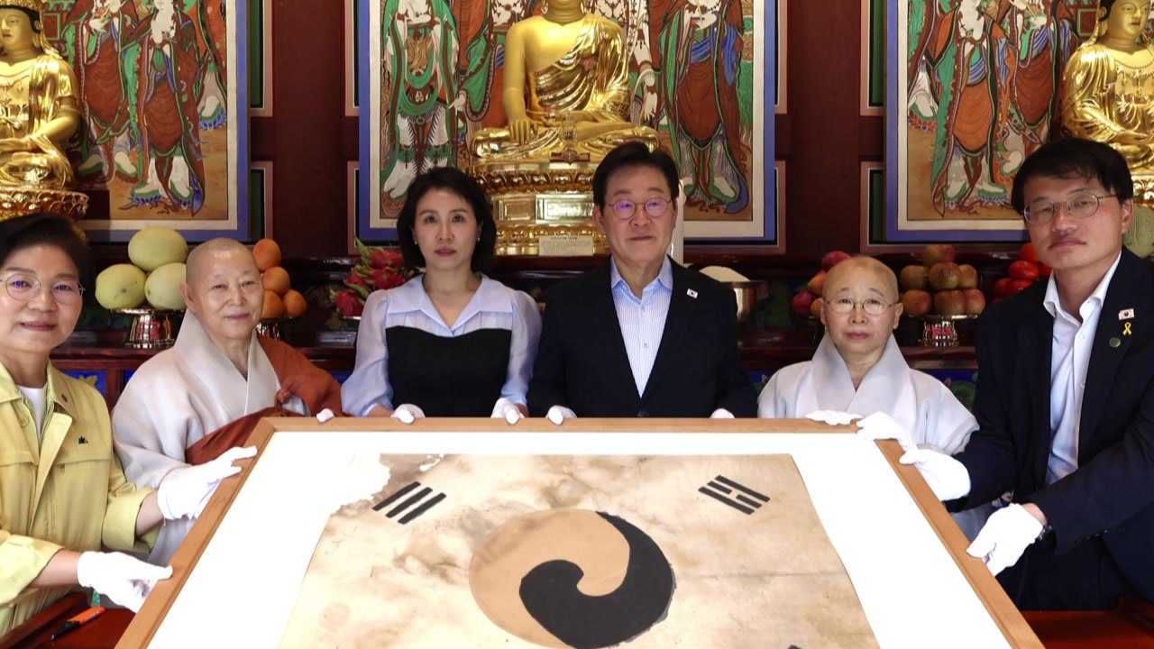 이 대통령 부부, '일장기 덧칠 태극기' 진관사 방문..."정상회담 잘해야" / YTN