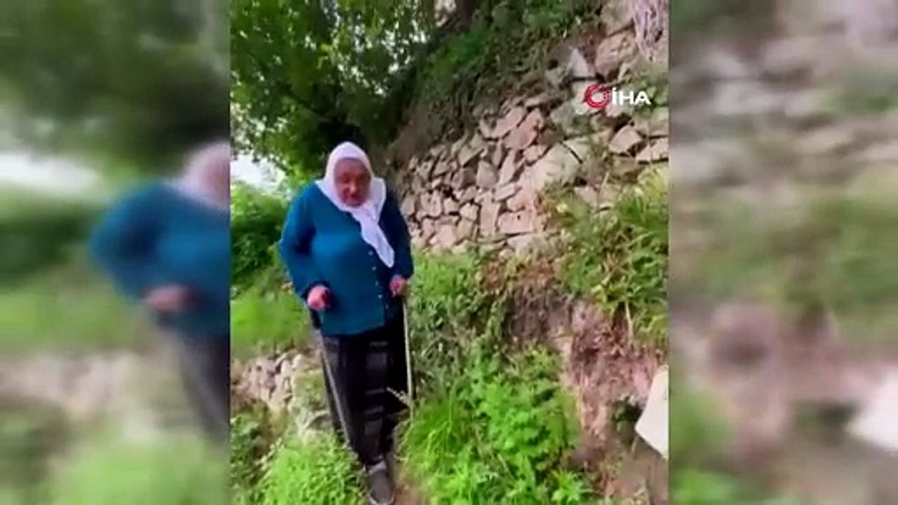 Yolu olmayınca 400 metre patika yoldan koltuk değnekleri ile yürüyor