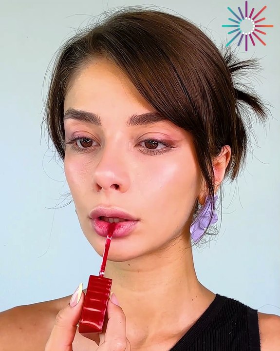 Stunning rosy lips & blush makeup for a radiant look! 🌸💁‍♀️
