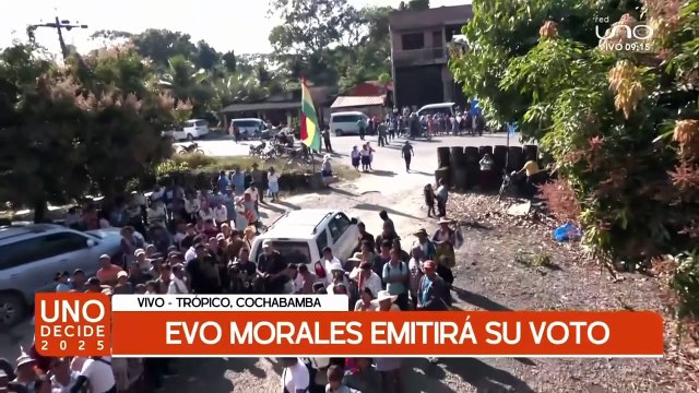Evo Morales emite su voto en Villa 14 en medio de un fuerte resguardo de sus seguidores