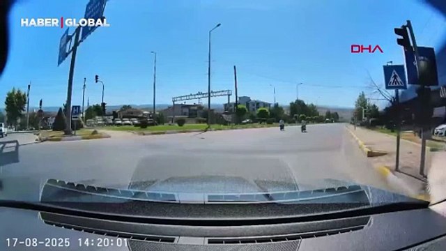 Motosiklet sürücülerinin tehlikeli yarışı: O anlar kamerada