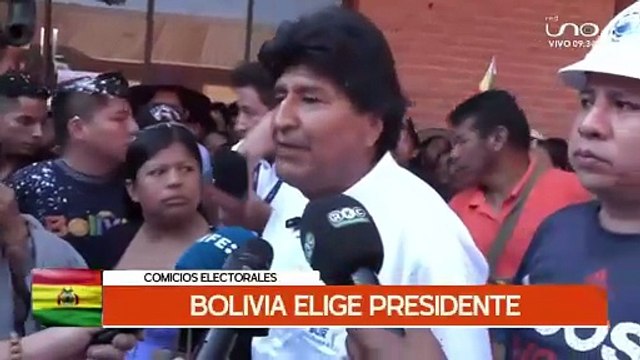 Evo Morales emite su voto en Villa 14 en medio de un fuerte resguardo de sus seguidores