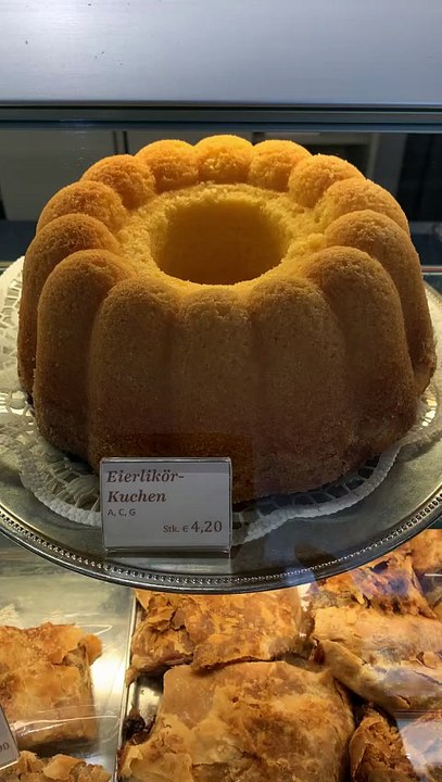 Gateau à la liqueur d'oeuf, vienne, autriche. egg liqueur cake, vienna, austria.
